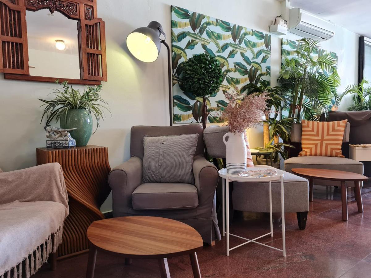 Atelier Kapselhotel *